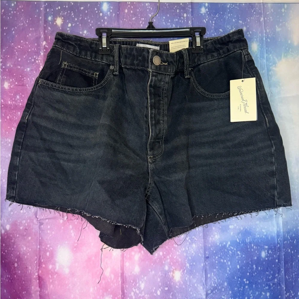 New universal thread black mid rise 90’s baggy shorts 🛍